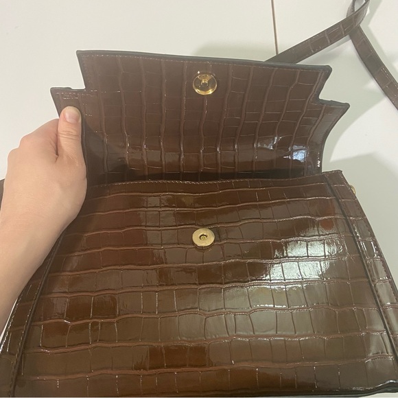 Brown faux crocodile crossbody handbag - Picture 6 of 8